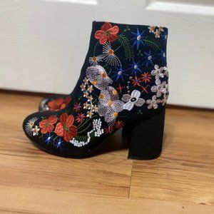 BLACK EMBROIDERED BOOTIES